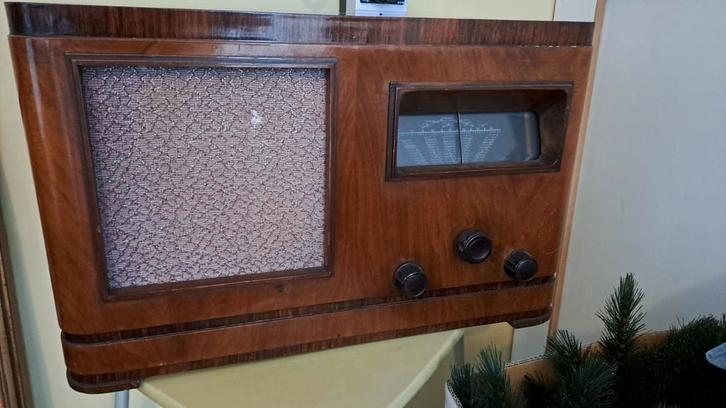 Te koop ; mooie Loewe " gouverneur " radio, Antiek en Kunst, Antiek | Tv's en Audio, Ophalen of Verzenden