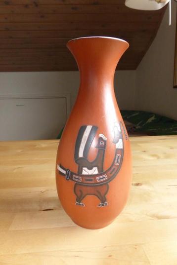 Vaas met een ingelegde Afrikaanse/Peruaanse afbeelding beschikbaar voor biedingen