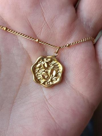 stainless steel, gouden ketting met bedel. Bloemenprint beschikbaar voor biedingen