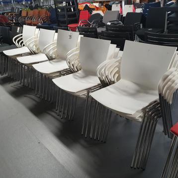 Ahrend 463 witte kunststof kantinestoelen - 4-poots frame beschikbaar voor biedingen