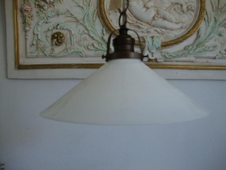 Oud Hanglampje melkglas ( opaal ) nr. 7, Huis en Inrichting, Lampen | Hanglampen, Gebruikt, Minder dan 50 cm, Glas, Metaal, Verzenden