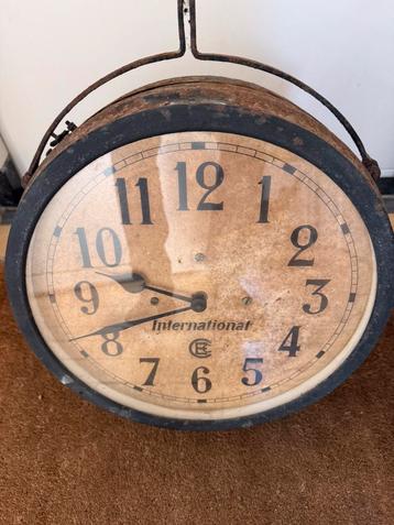 Industriële dubbele wijzerplaat klok beschikbaar voor biedingen