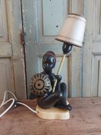 Vintage tafellamp afrikaans figuur in zithouding met schild, Ophalen of Verzenden