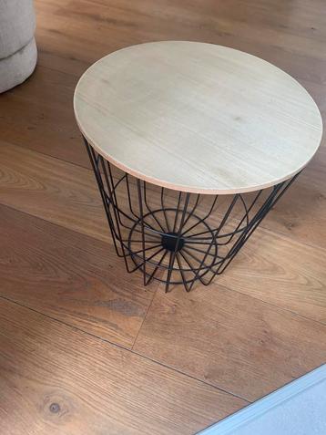 Bijzettafel, zwarte draadmand met houten deksel  dia. 39,5cm beschikbaar voor biedingen