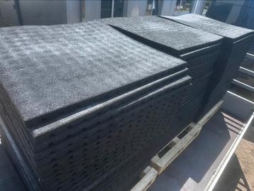 135 Vierkanten meter Rubberen Matten 1m x 1m ,4,5cm Dikte beschikbaar voor biedingen