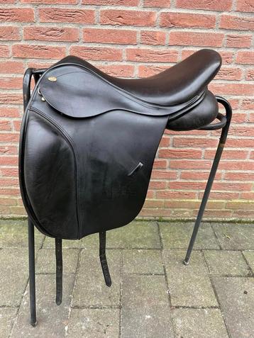 Fairfax 18 inch cob en thorowgood 18 inch cob dressuurzadel beschikbaar voor biedingen