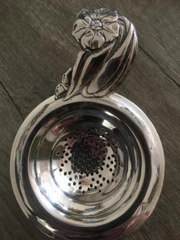 Art Deco Theezeef met Bloem beschikbaar voor biedingen