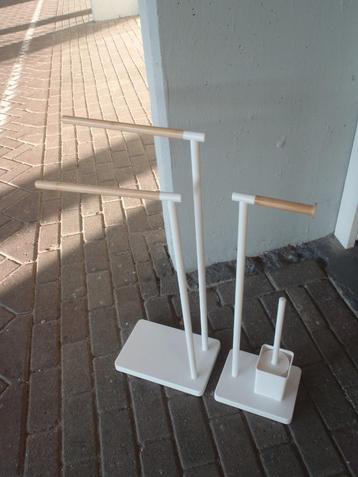 2 handdoekhouders / 2 toiletrol houder met toilet borstel  beschikbaar voor biedingen
