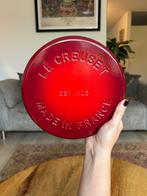 Le Creuset Gietijzeren Onderzetter – Cerise, Huis en Inrichting, Keuken | Potten en Pannen, Ophalen of Verzenden, Nieuw