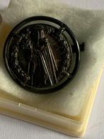 Vintage Religieuze Broche maria theresa, Verzamelen, Religie, Ophalen of Verzenden, Gebruikt, Sieraad, Christendom | Katholiek