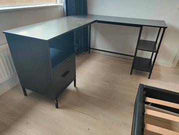 Nieuw hoekbureau met opbergruimte beschikbaar voor biedingen
