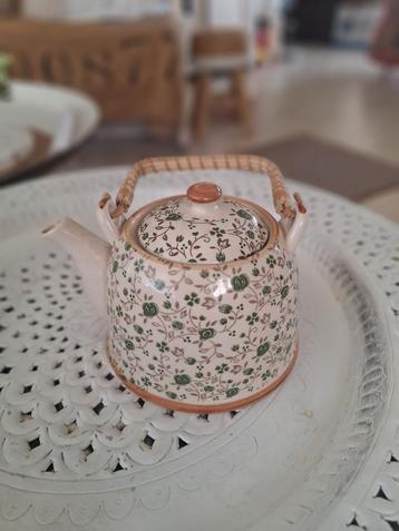 Theepot met bloemmotief en filter beschikbaar voor biedingen