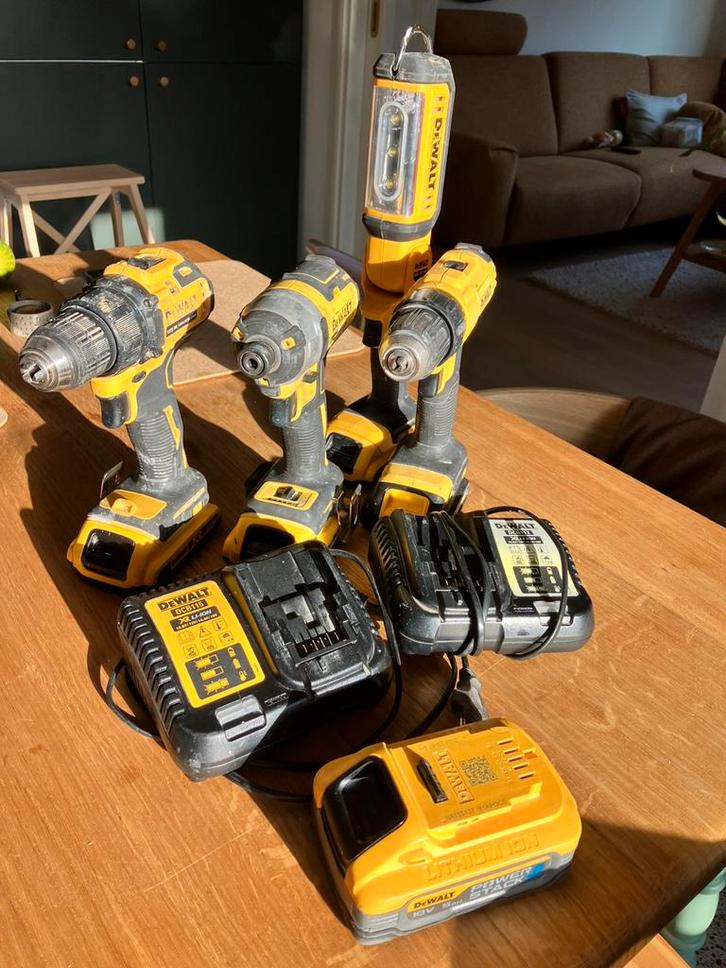 Dewalt schroefmachines, slagschoefmachine en bouwlamp, Doe-het-zelf en Verbouw, Gereedschap | Handgereedschap, Zo goed als nieuw