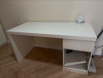 Bureau wit