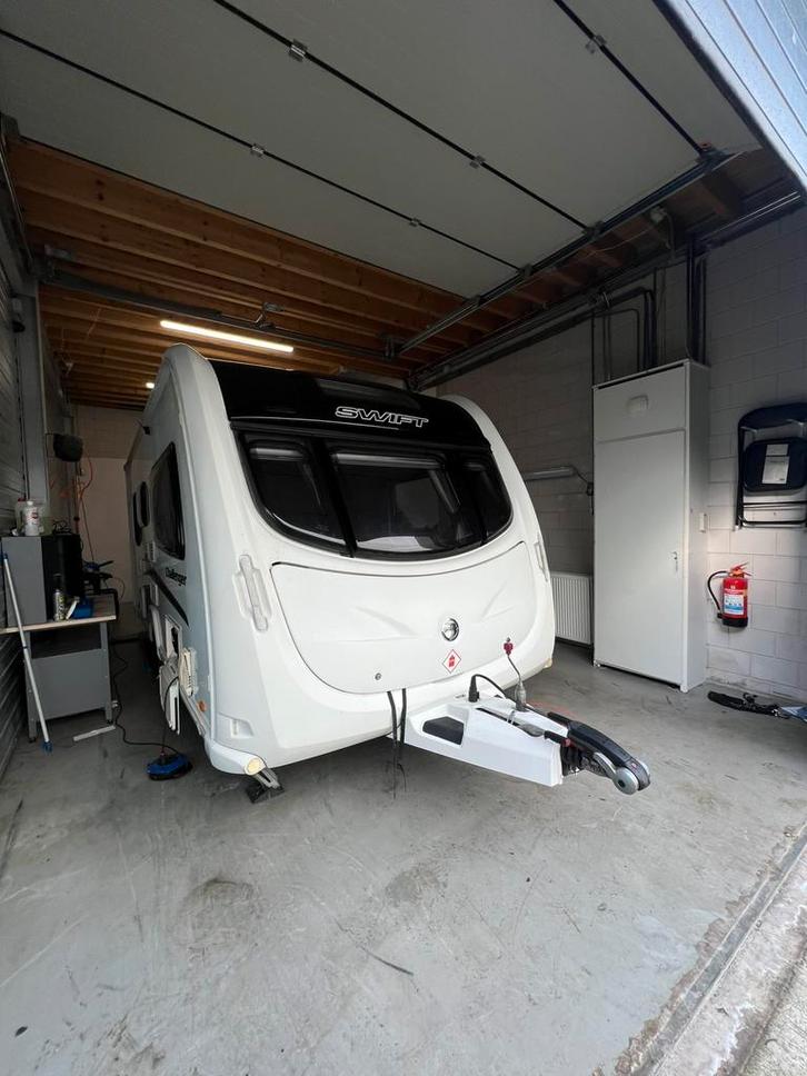 Swift Challenger 480 se caravan 2012, Caravans en Kamperen, Caravans, Bedrijf, tot en met 2, 1000 - 1250 kg, Rondzit, Swift, Dwarsbed