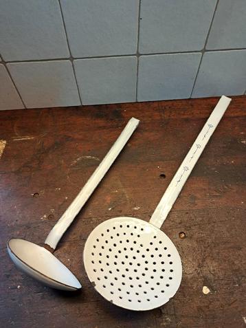 Emaille schuimspaan en sauslepel. beschikbaar voor biedingen