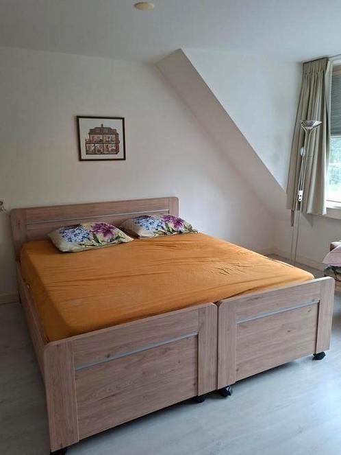 Deelbaar ledikant houtkleur.180 bij 210 cm, Huis en Inrichting, Slaapkamer | Bedden, Zo goed als nieuw, Tweepersoons, 180 cm, 210 cm