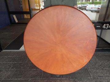 Selva eettafel rond beschikbaar voor biedingen