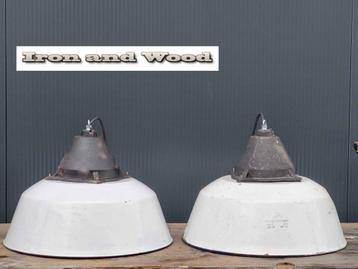 Oude stoere emaille witte lampen met gietijzer afm. H27 D35 beschikbaar voor biedingen