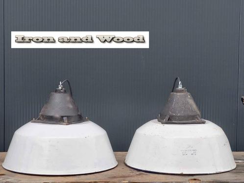 Oude stoere emaille witte lampen met gietijzer afm. H27 D35, Huis en Inrichting, Lampen | Plafondlampen, Gebruikt, Ophalen of Verzenden