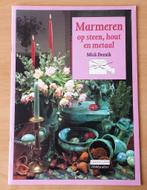 Marmeren op Steen, Hout en Metaal - Mick Deenik - 1992, Gelezen, Ophalen of Verzenden, Tekenen en Schilderen, Mick Deenik