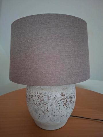 Mooie landelijke tafellamp met stoffen kap beschikbaar voor biedingen