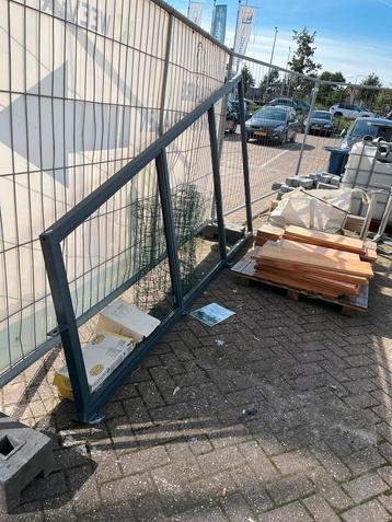 Metalen Terrasafzetting beschikbaar voor biedingen