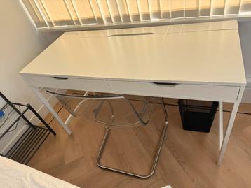 Te koop: bureau ‘Alex’ beschikbaar voor biedingen