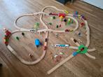 Houten treinbaan met veel onderdelen, Kinderen en Baby's, Speelgoed | Houten speelgoed, Ophalen of Verzenden, Zo goed als nieuw