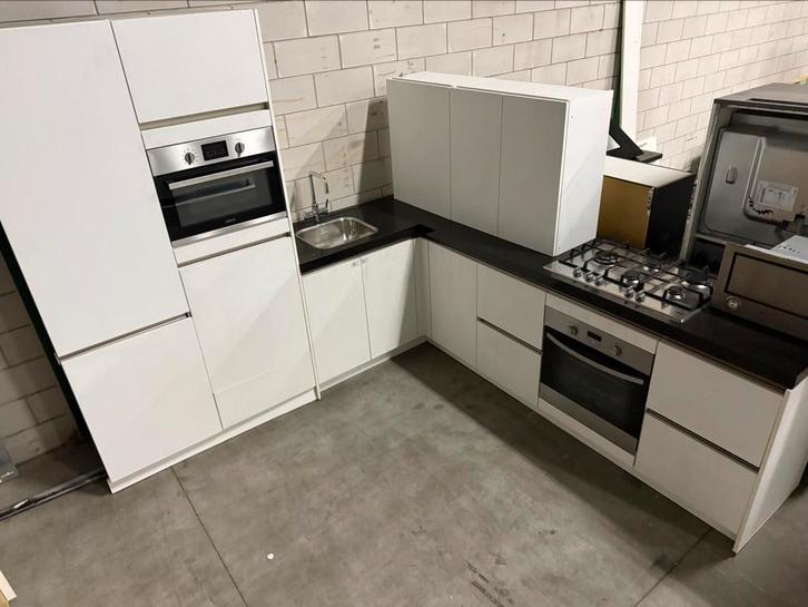 Nette Hoekkeuken + Veel apparaten + Composiet GEDEMONTEERD, Huis en Inrichting, Keuken | Complete keukens, Hoekkeuken, Composiet