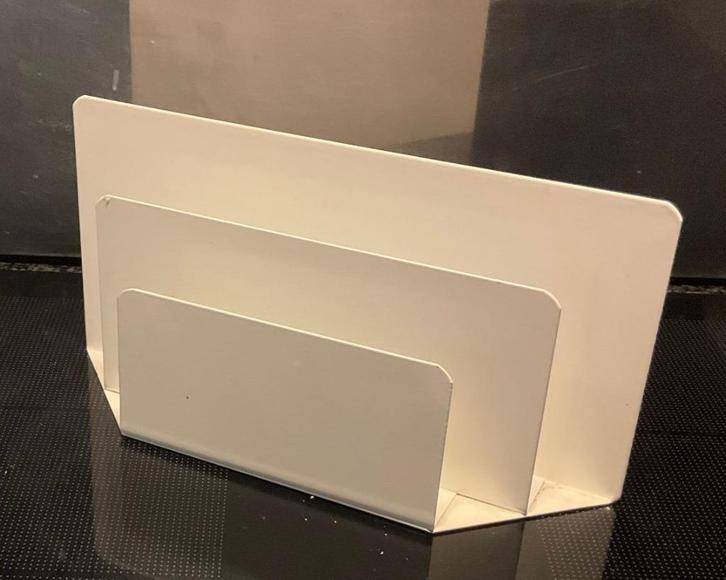 Vintage Brievenstandaard 2-vaks wit metaal, Huis en Inrichting, Woonaccessoires | Krantenbakken en Lectuurbakken, Gebruikt, Ophalen