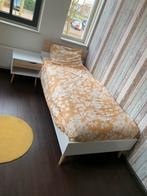 Bed wit met houten pootjes inclusief matras, Ophalen, Zo goed als nieuw, Eenpersoons