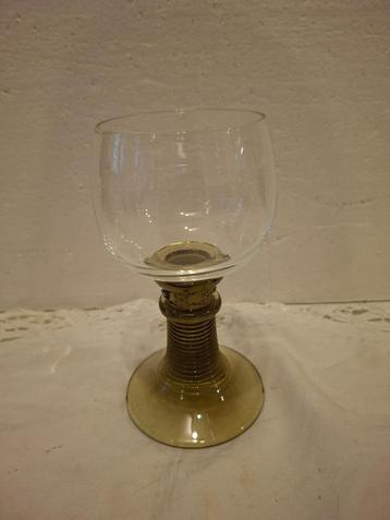 Vintage roemer - groen geribbelde voet met rozetjes  beschikbaar voor biedingen