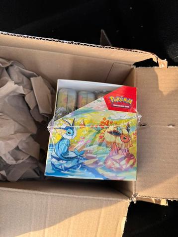 Prismatic evolutions tin display beschikbaar voor biedingen