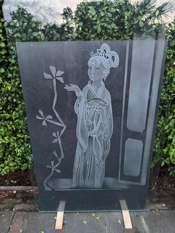 Gegraveerde en deels gezandstraalde geisha op ruit/raam beschikbaar voor biedingen