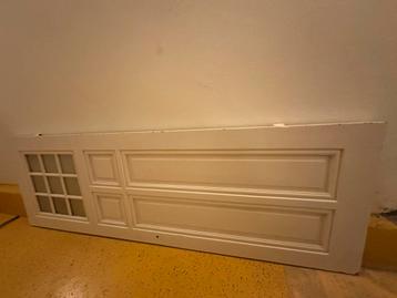 Antieke kleine paneeldeur, bovenin ruitjes met prachtig glas beschikbaar voor biedingen