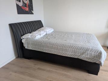 Boxspring 140x200 incl matras en topper beschikbaar voor biedingen
