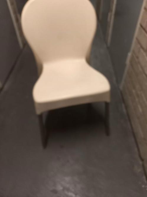 Moderne Ecru Eetstoel - ZGAN, Huis en Inrichting, Stoelen, Zo goed als nieuw, Vier, Kunststof, Metaal, Overige kleuren, Ophalen