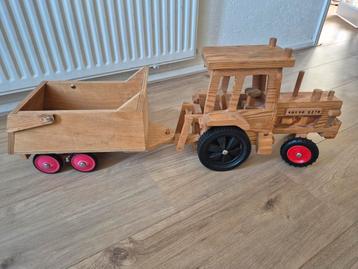 Grote houten speelgoed tractor merk volvo beschikbaar voor biedingen