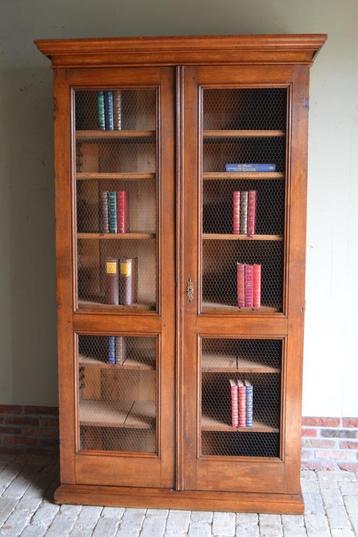 Prachtige antieke eiken boekenkast met gaas in de deuren. beschikbaar voor biedingen