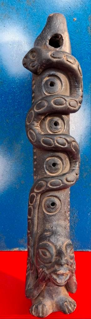 Fluit. Colombia. Klei. Oud. Functioneel.  26 cm. beschikbaar voor biedingen