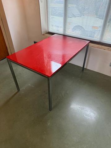 Rode tafel met chrome onderstel - 135x85 cm beschikbaar voor biedingen