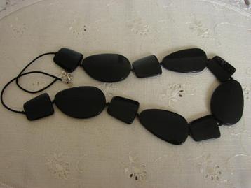 Vintage ketting zwarte vroege kunststof.  beschikbaar voor biedingen