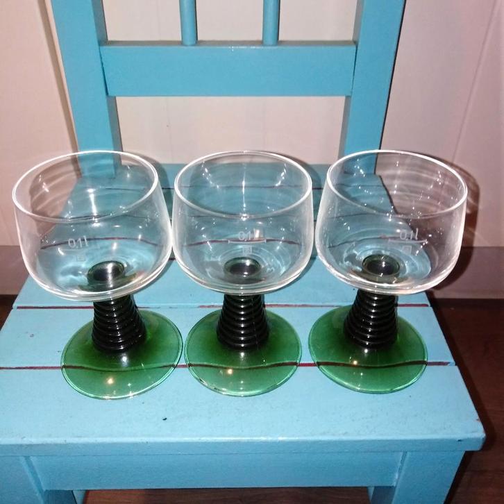 Roemer wijnglazen op groene voet 0,1L 3 stuks, Huis en Inrichting, Keuken | Servies, Zo goed als nieuw, Glas of Glazen, Overige stijlen
