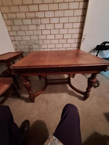 Antieke eiken eettafel met4 stoelen beschikbaar voor biedingen