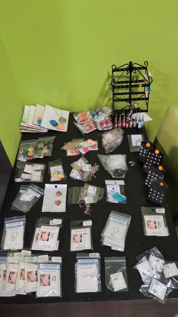 Nieuw sieraden opkoper gezocht rommelmarkt, Kleding | Dames, Overige Dameskleding, Nieuw, Ophalen of Verzenden