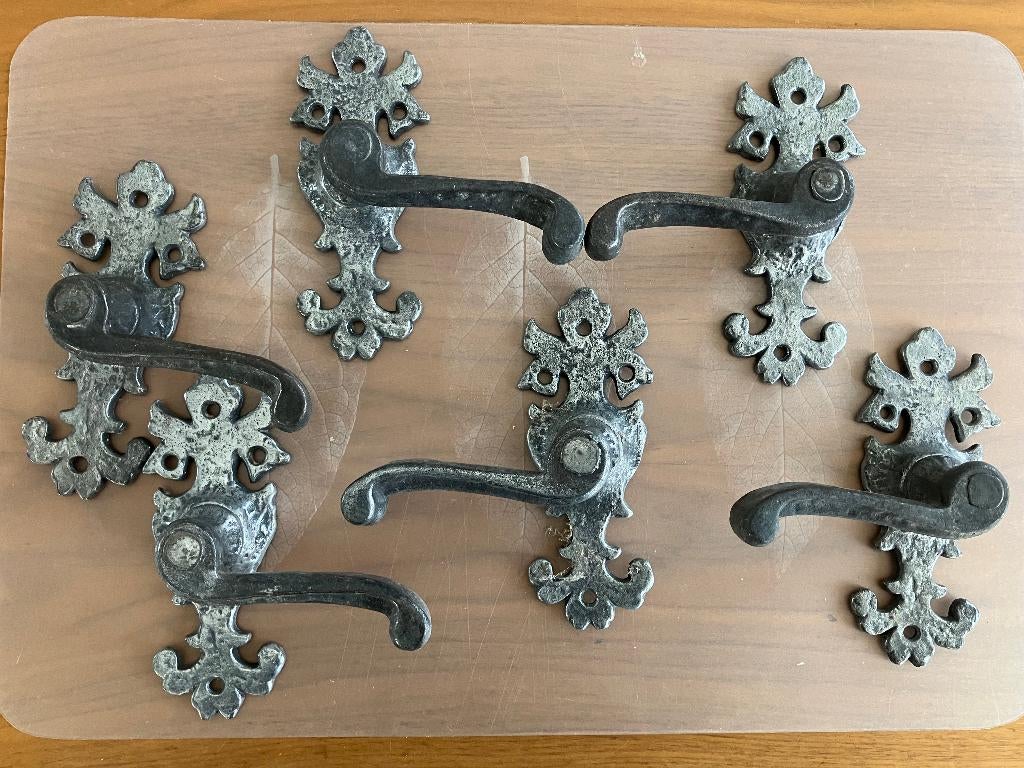 Klassiek gietijzeren deurkrukken op Schild ´Fleur de lis`, Ophalen, Zo goed als nieuw