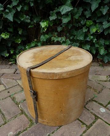 Grote houten hoedendoos beschikbaar voor biedingen