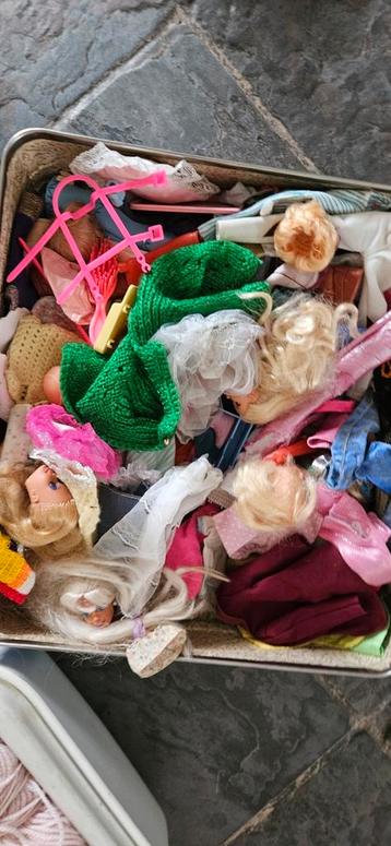 barbie kleren en hoofdjes. beschikbaar voor biedingen