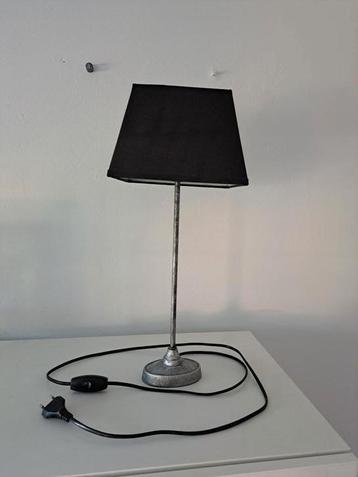 Mooie lamp 50 cm hoog. Zilverkleur met zwarte kap. beschikbaar voor biedingen
